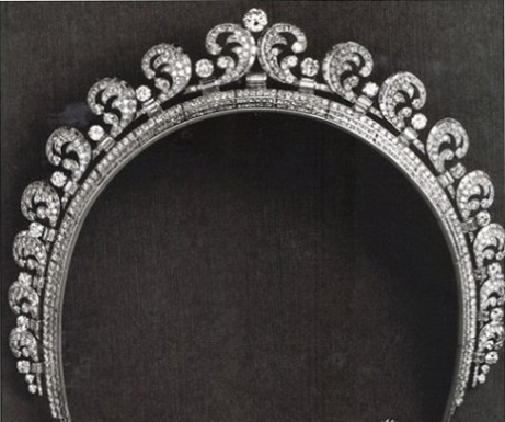 与戴安娜当年的家传王冠相比,这顶王冠更加精致,小巧,虽然不是奢
