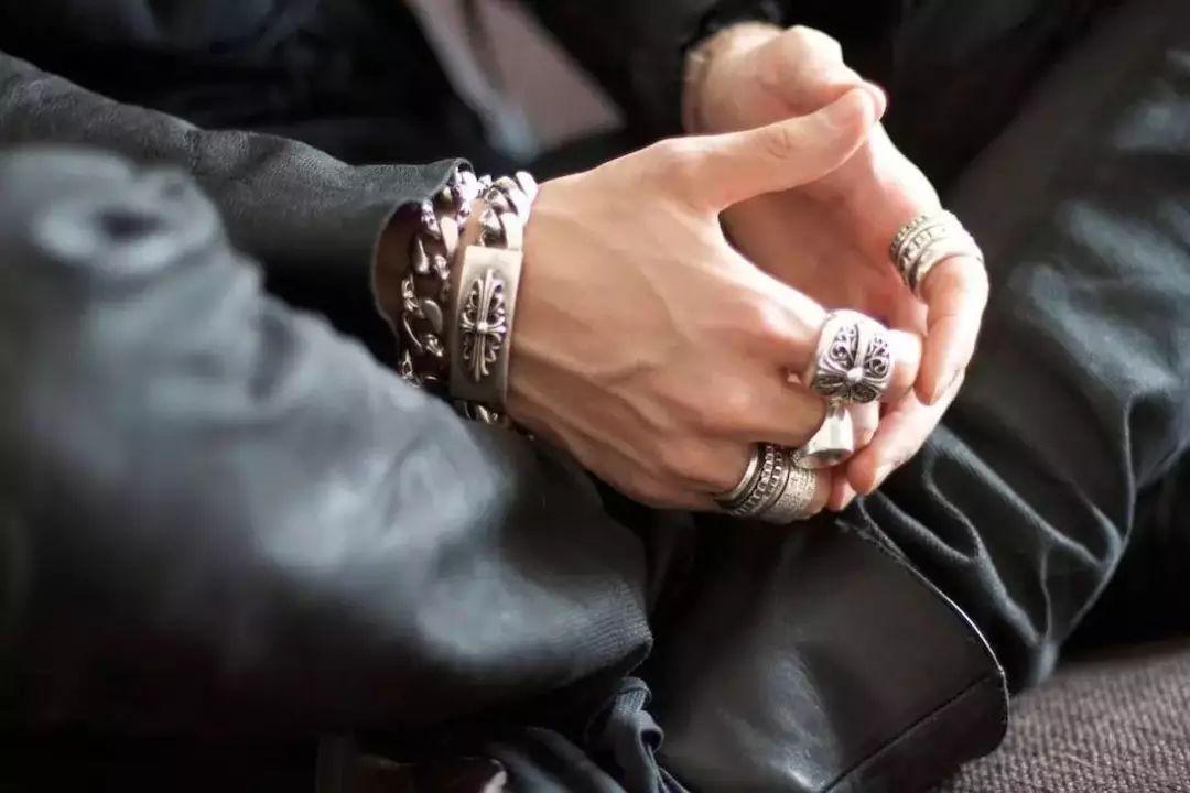 男生右手食指戴戒指是什么含义