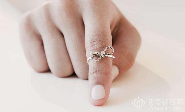 女生左手食指戴戒指的意义右手小指—不谈恋爱,右手无名指—热恋