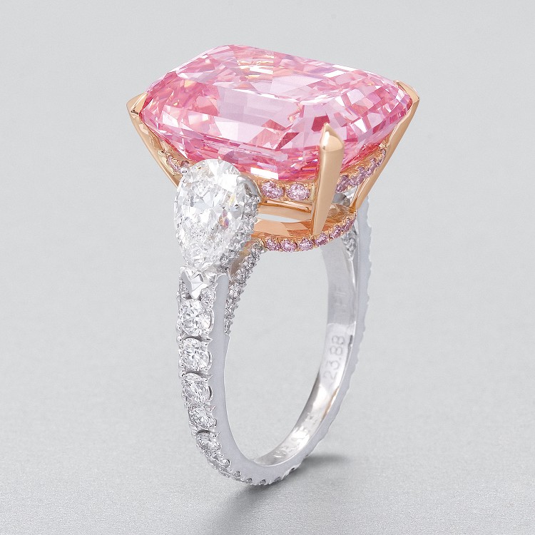 新的格拉夫粉钻戒指于是就有了这枚完美的「the graff pink」戒指.