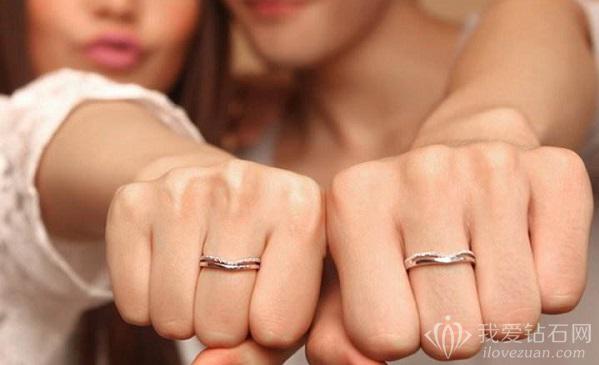 左手中指戴戒指是什么意思 左右手中指戴戒指的意义详解 我爱钻石网官网