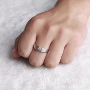 女生左手中指带戒指什么意思 男女生左手中指戴戒指的含义 我爱钻石网官网