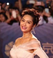 朱茵佩戴戴比尔斯钻石珠宝亮相北京国际电影节闭幕式