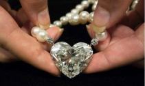 世界最大D色心形钻石吊坠拍卖成交价逾亿元 再创新高