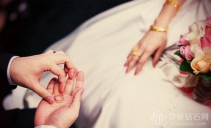 结婚买钻石戒指还是黄金戒指呢？