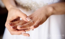 女士婚戒戴左手还是右手 分享女生婚戒戴法