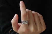 男生右手食指戴戒指是什么含义