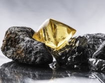 加拿大发现一颗71.26ct艳彩黄钻原石