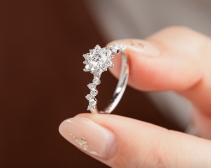 白金钻石戒指里面一般写了什么