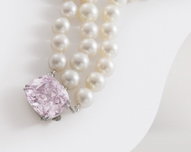 海蒂·霍顿私人珠宝拍卖：破纪录成交额2.01亿美元